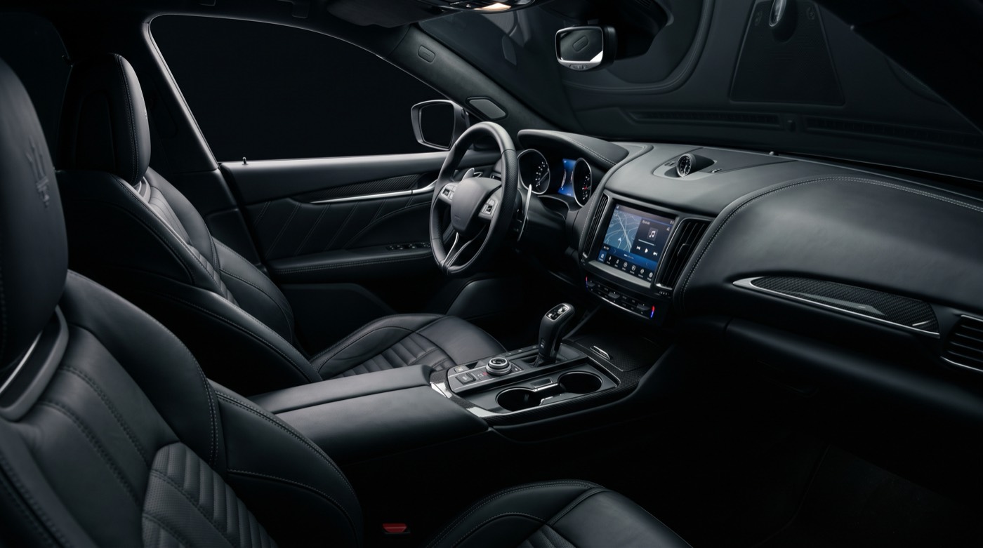 Gedetailleerd interieur van een auto na behandeling